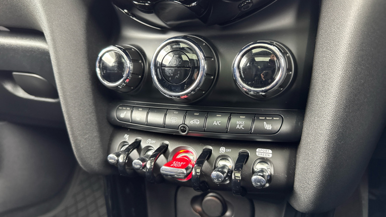 MINI Hatchback 1.5 Cooper Classic 3dr Auto [Comfort/Nav Pack] Petrol Hatchback